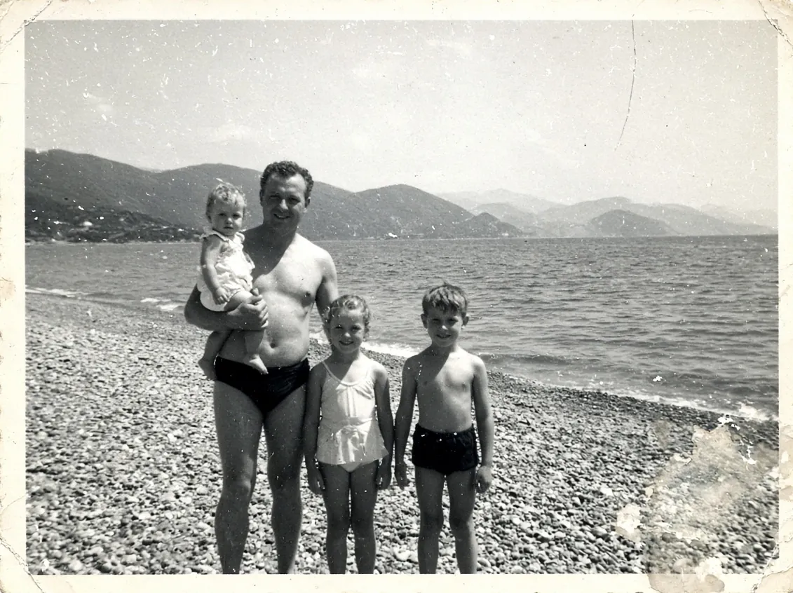 До: Семья на пляже, 1960-е · раскрашено