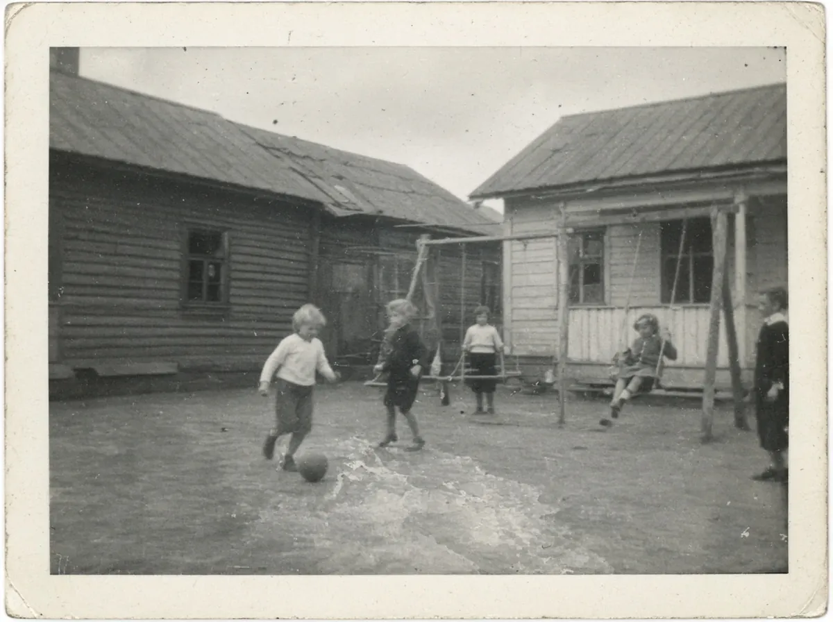 До: Дети во дворе, 1950-е · раскрашено